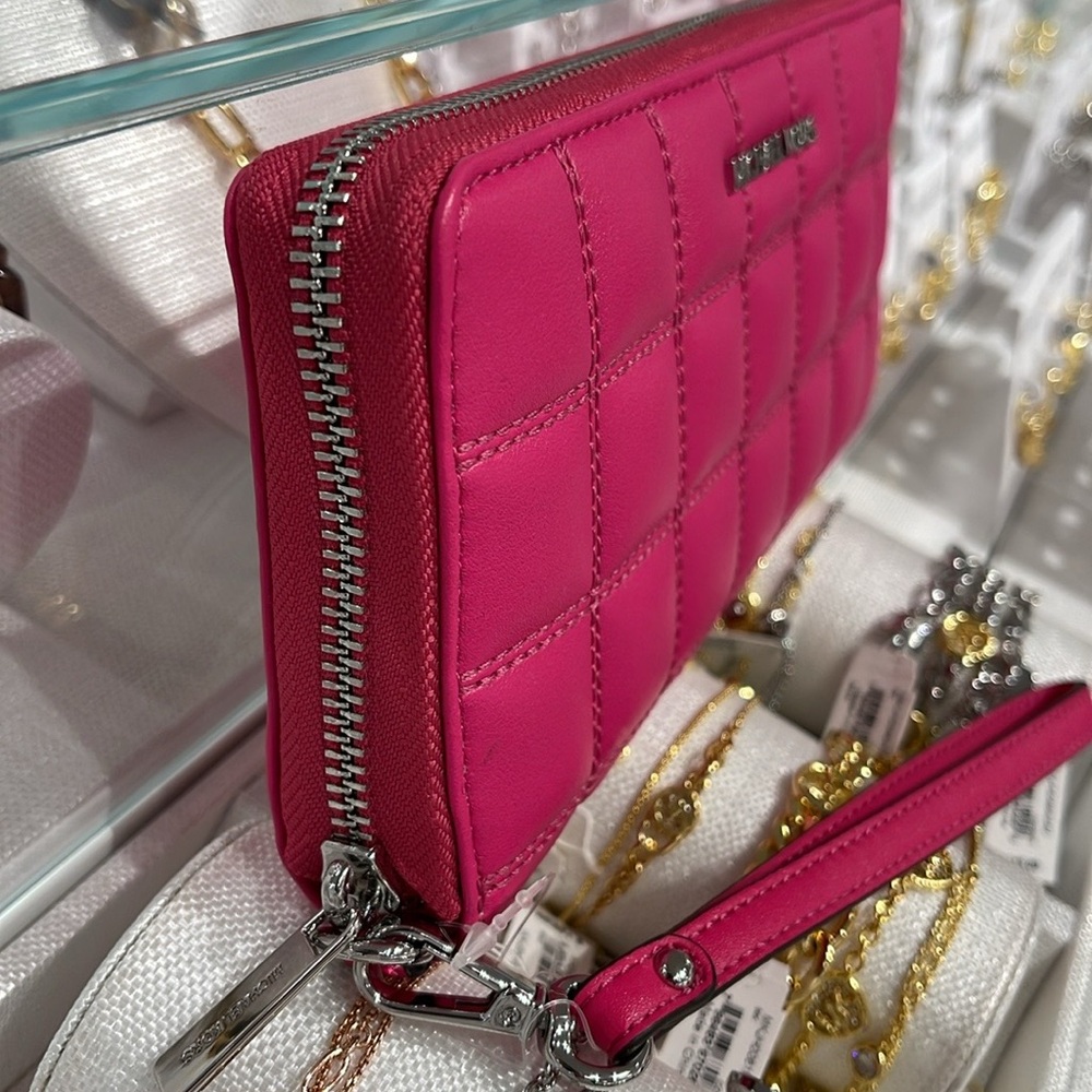 MICHAEL KORS
Continental Wristlet Phone Case Wallet
Dragonfruit
NWT - Picture 3 of 16